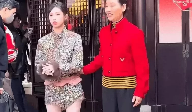 徐帆3次想牵女儿手均被拒绝!徐朵发文回应质疑