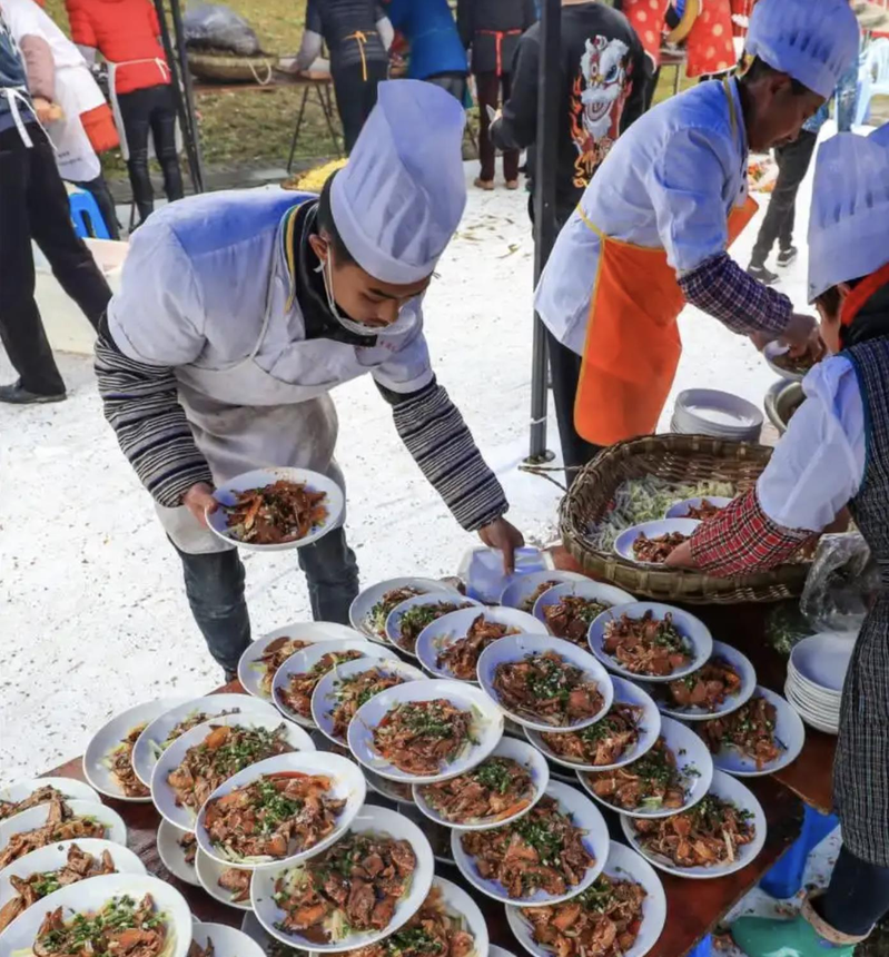 重庆合川女生「呆呆」征召大陆网友帮忙杀年猪成为「村宴」的文旅推广模式走红，各地纷...