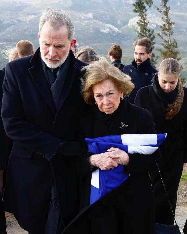 西班牙国王到希腊安葬姨妈 公主姐妹花很暖心