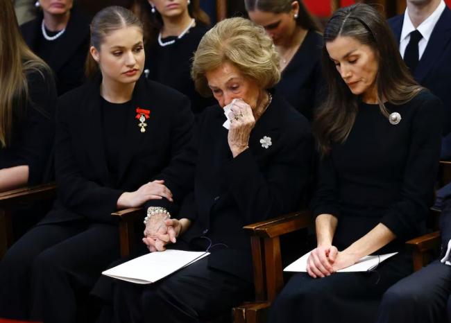 西班牙国王到希腊安葬姨妈 公主姐妹花很暖心