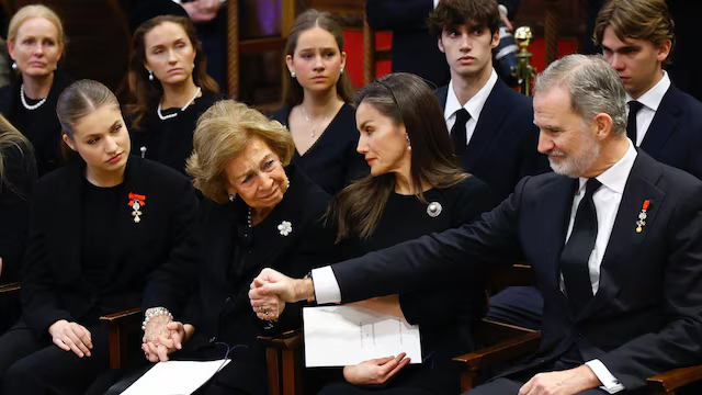 西班牙国王到希腊安葬姨妈 公主姐妹花很暖心