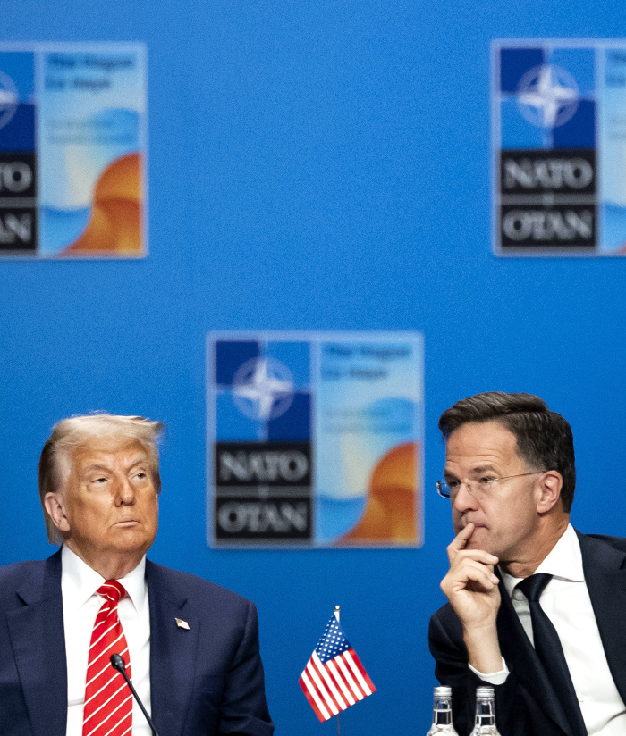 特朗普和北约秘书长马克·吕特。