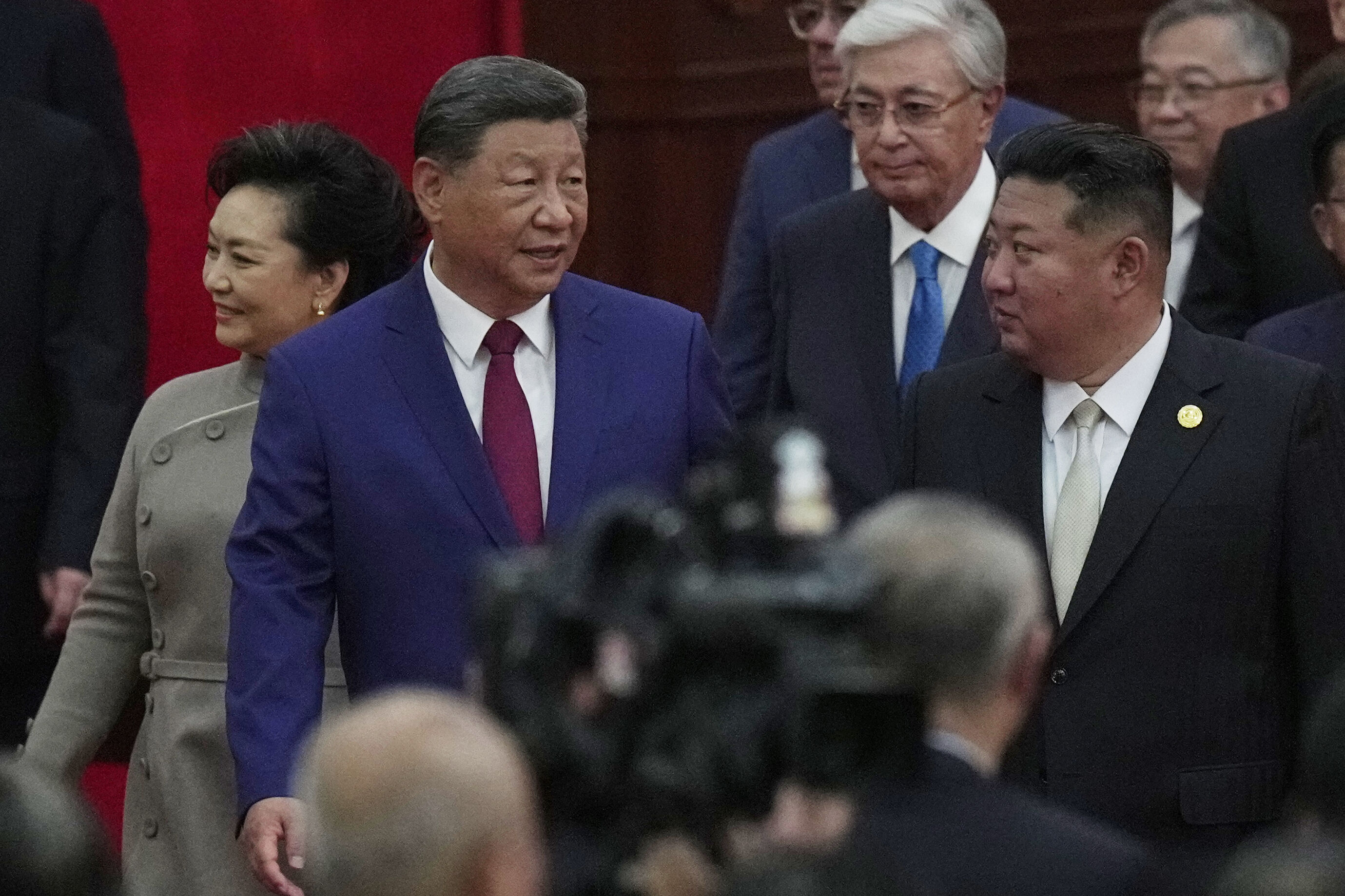 ▲▼習近平、金正恩3日在北京天安門閱兵時親密交談。（圖／達志影像／美聯社）