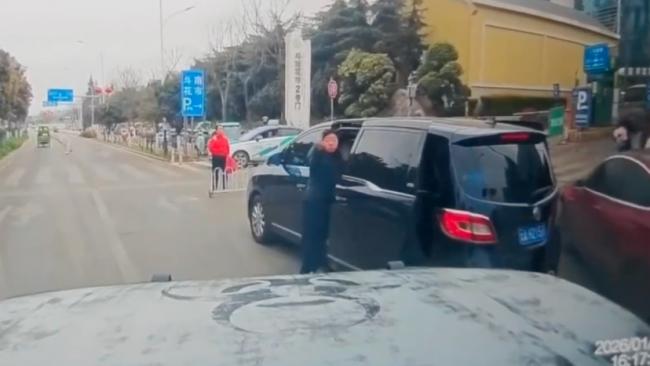 女司机堵路还比中指呛声 没想到下一秒… 女司机堵路还比中指呛声 没想到下一秒…