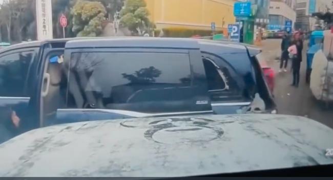 女司机堵路还比中指呛声 没想到下一秒… 女司机堵路还比中指呛声 没想到下一秒…