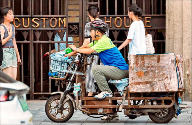 举步维艰,中国正上演一曲悲歌 举步维艰,中国正上演一曲悲歌