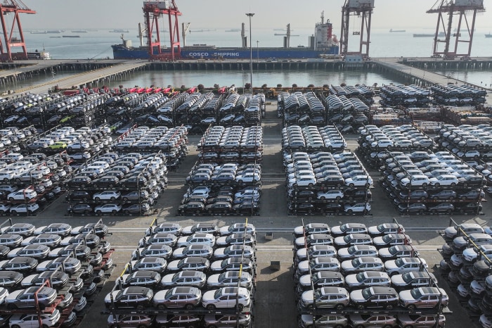 去年,中国苏州太仓港,一批将出口至南美的比亚迪电动汽车整装待发。