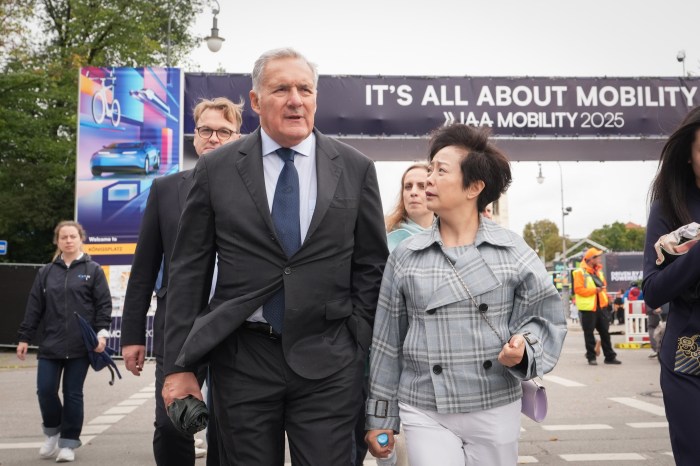 比亚迪顾问阿尔弗雷多·阿尔塔维拉与该公司高级副总裁李柯,摄于2025年9月慕尼黑国际车展期间。