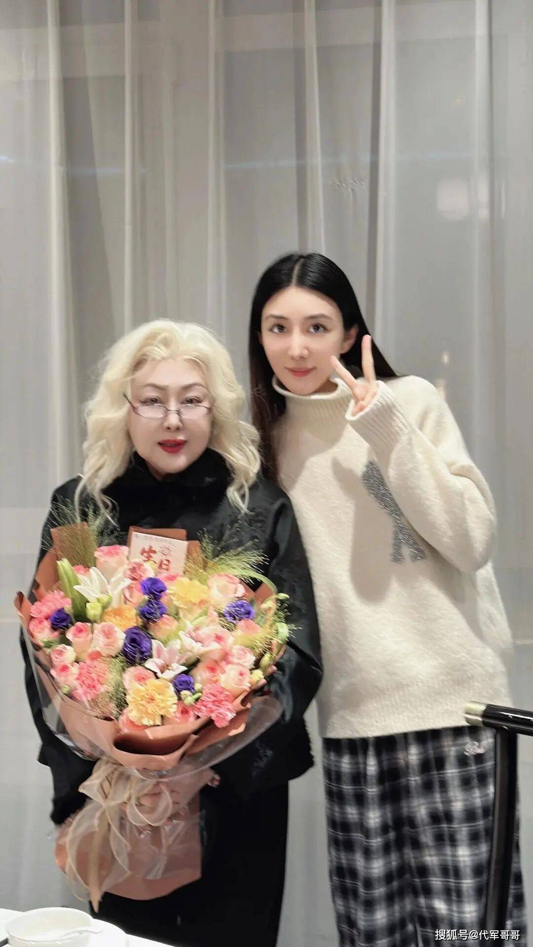 斯琴高娃近况曝 第三任丈夫已离世4年 生日妆容引热议