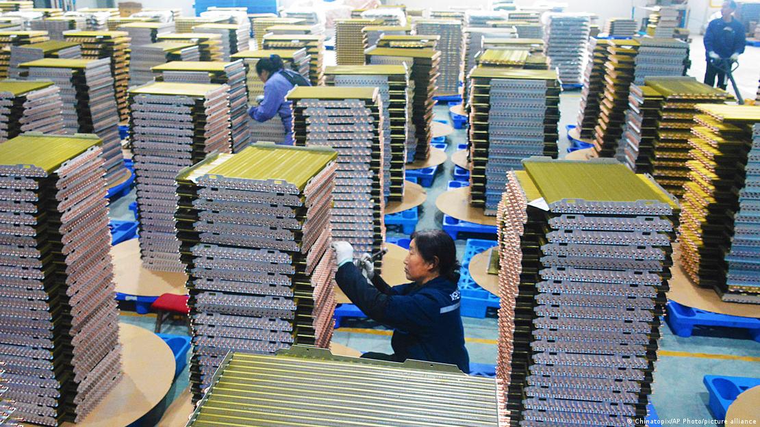 2024年2月21日,中国安徽省一家空调冷却器工厂的工人正在作业。(资料图)