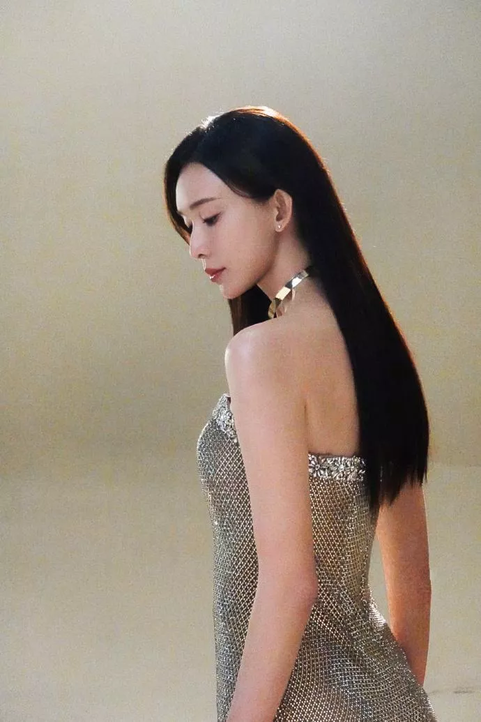 林志玲现身深圳湾万象城!完全看不出51岁了,生图镜头却出卖了她