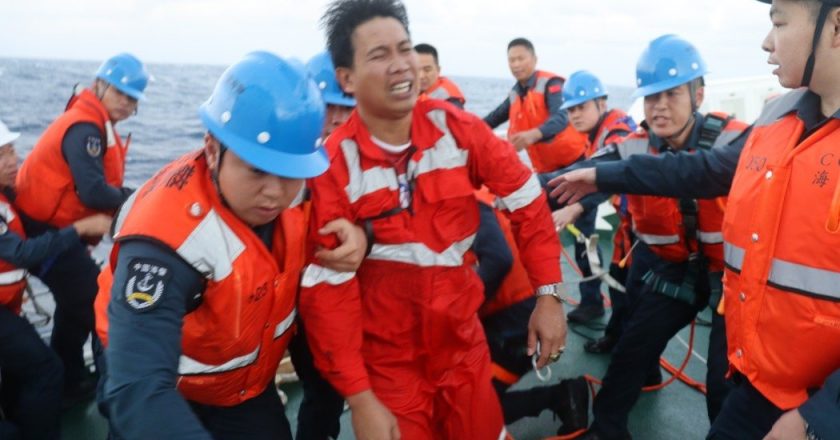 共军南部战区与海警 于南海民主礁附近救起17名菲律宾船员