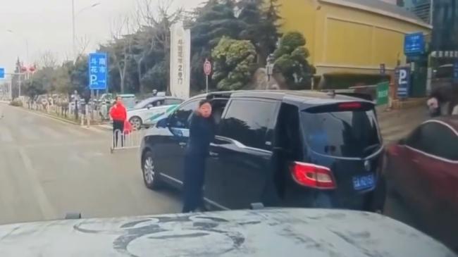 挡路还比中指！云南嚣张女下秒“惨被撞飞”