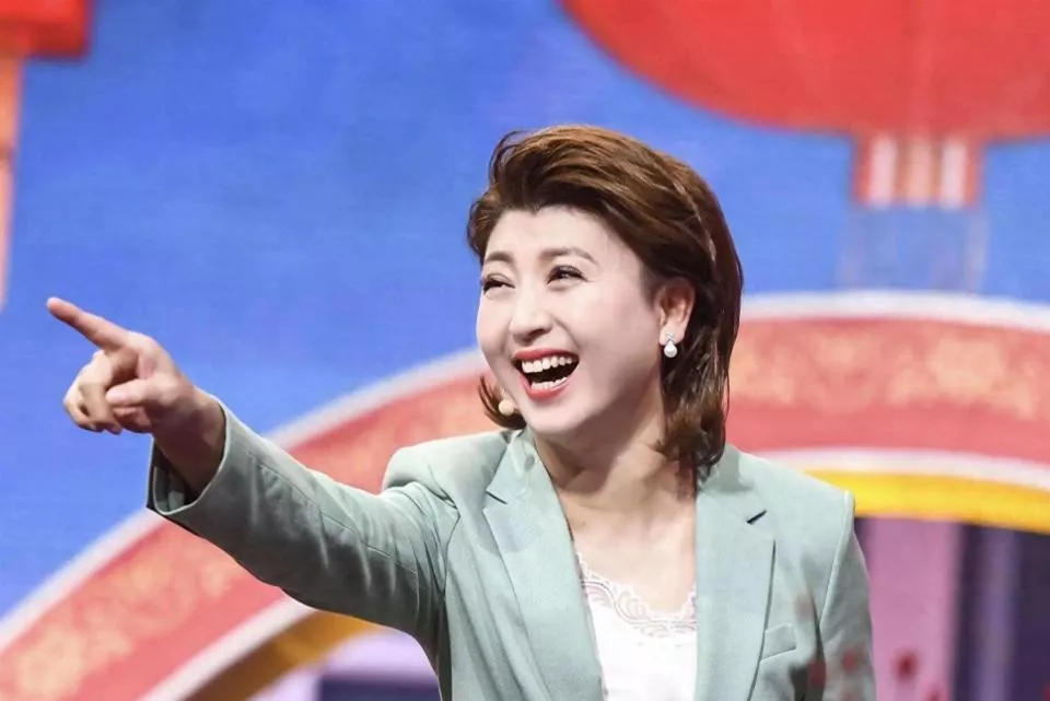 背人命债、逼儿媳吃剩饭，闫学晶露面后又牵出一大佬