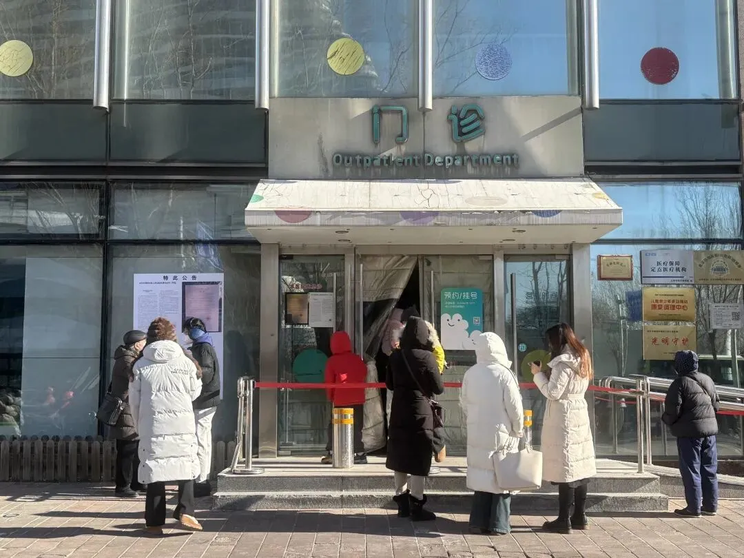 1月20日上午，嫣然天使儿童医院门口。