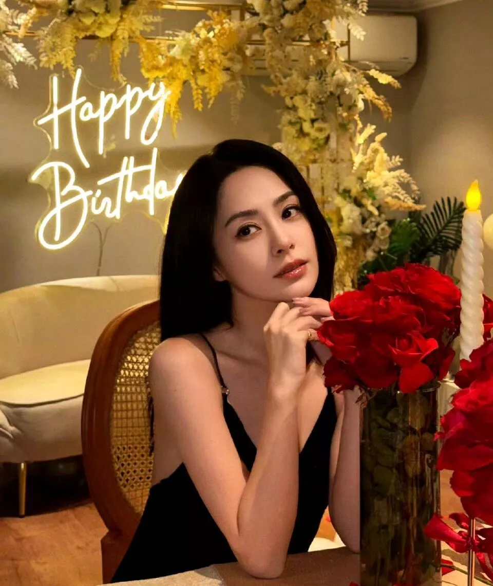 阿娇45岁生日甜度拉满！瘦回巅峰的盛世美颜太绝了