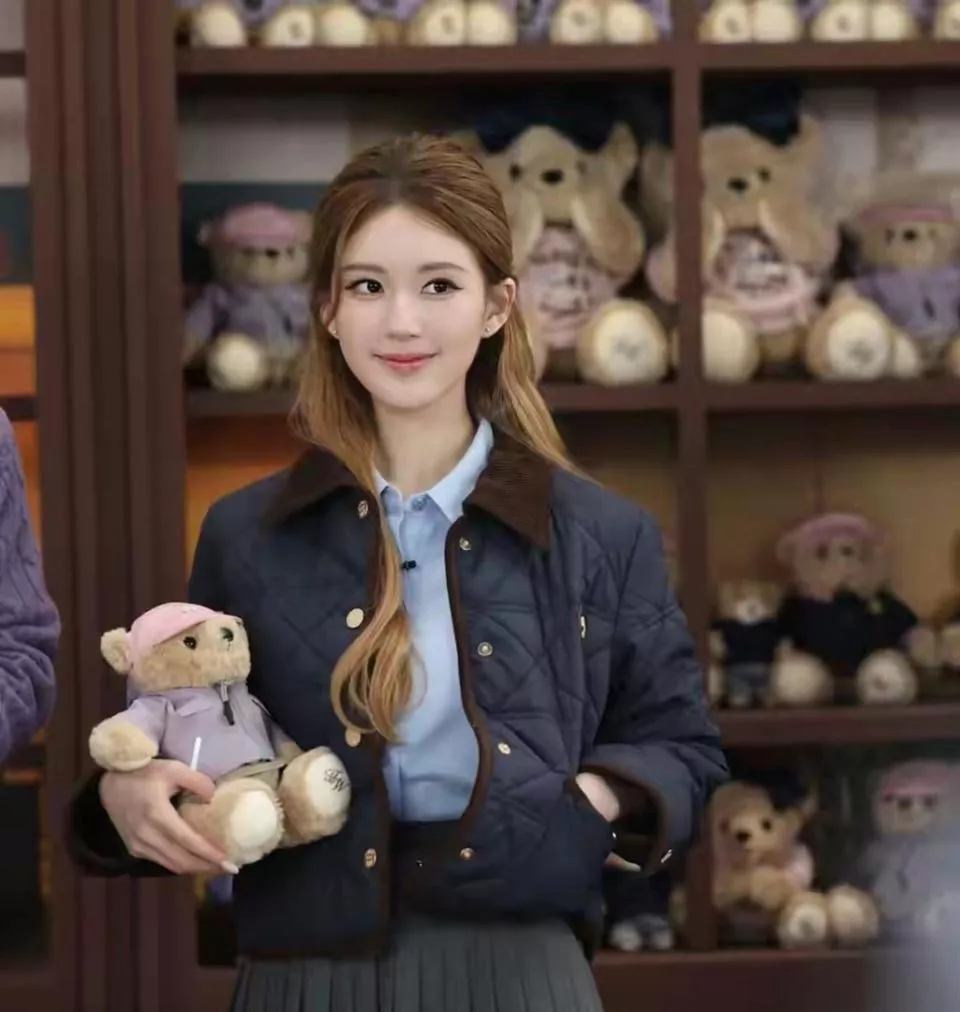 赵露思海南夜市摆摊!素颜卖蛋烘糕,350元穿搭太接地气