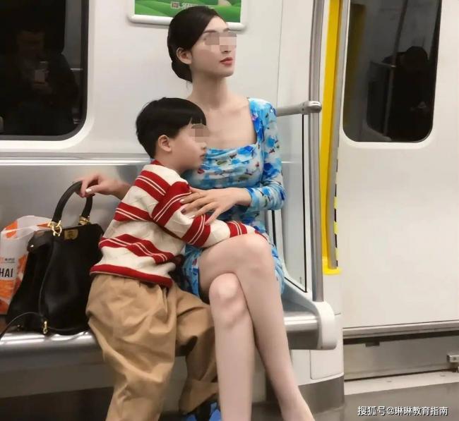 二胎家庭对比图火了 网：送外卖和吃外卖