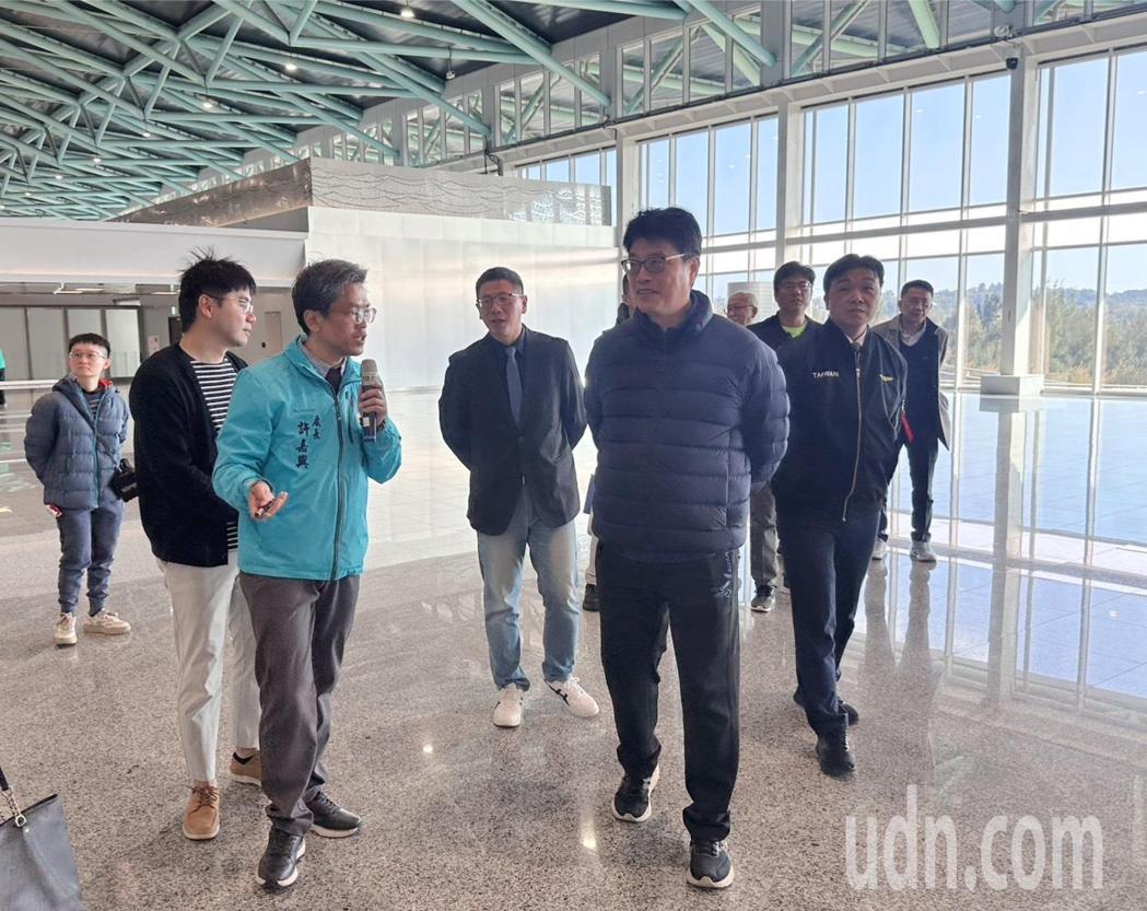 大陆委员会主委邱垂正今天前往即将试营运的水头港旅运大楼视察,他对新大楼空间宽敞、... 大陆委员会主委邱垂正今天前往即将试营运的水头港旅运大楼视察,他对新大楼空间宽敞、...