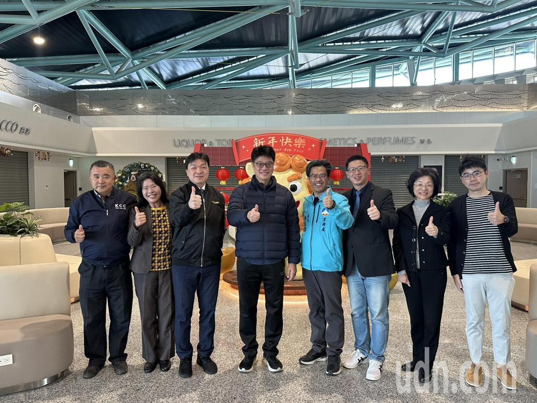 大陆委员会主委邱垂正今天前往即将试营运的水头港旅运大楼视察,他表示,新旅运大楼不... 大陆委员会主委邱垂正今天前往即将试营运的水头港旅运大楼视察,他表示,新旅运大楼不...