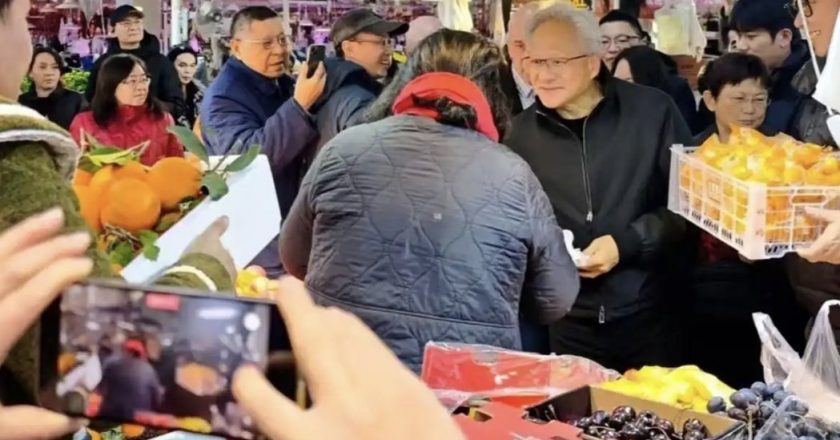 黄仁勋今年首度访陆 为什么跑去逛上海菜市场?
