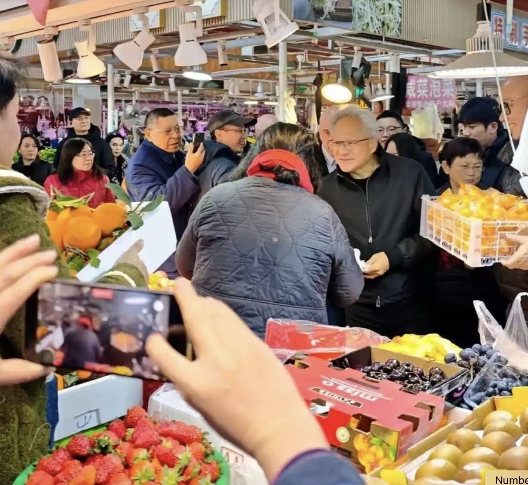 善于展现亲和力的辉达CEO黄仁勋24日惊喜现身上海,他当日出现在浦东陆家嘴附近乳... 善于展现亲和力的辉达CEO黄仁勋24日惊喜现身上海,他当日出现在浦东陆家嘴附近乳...