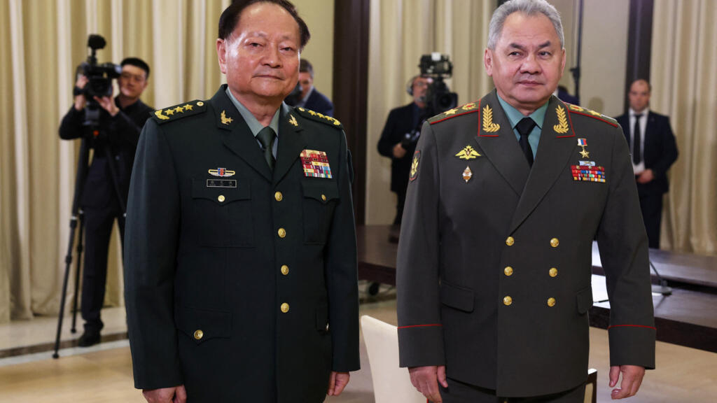 张又侠（左）与绍伊古会面，摄于11月8日莫斯科