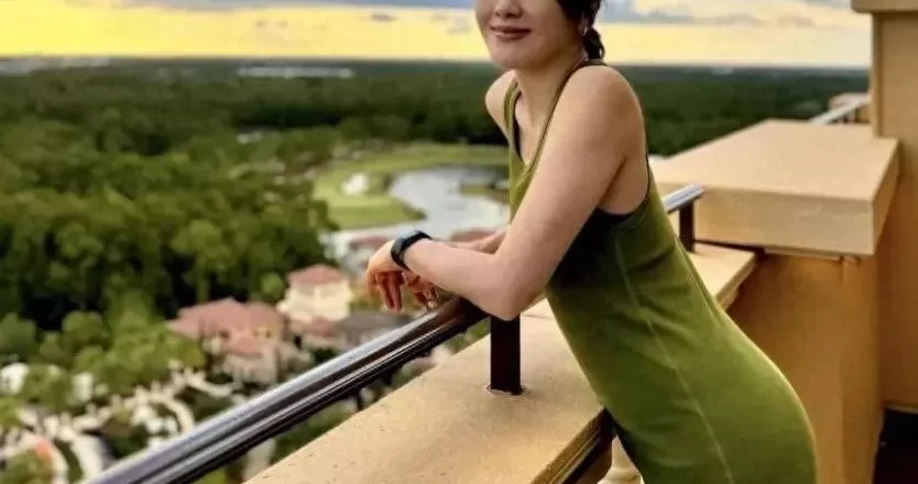 54岁黎姿在豪宅里拍照,穿紧身裙年轻洋气像25岁,腰臀比逆天了