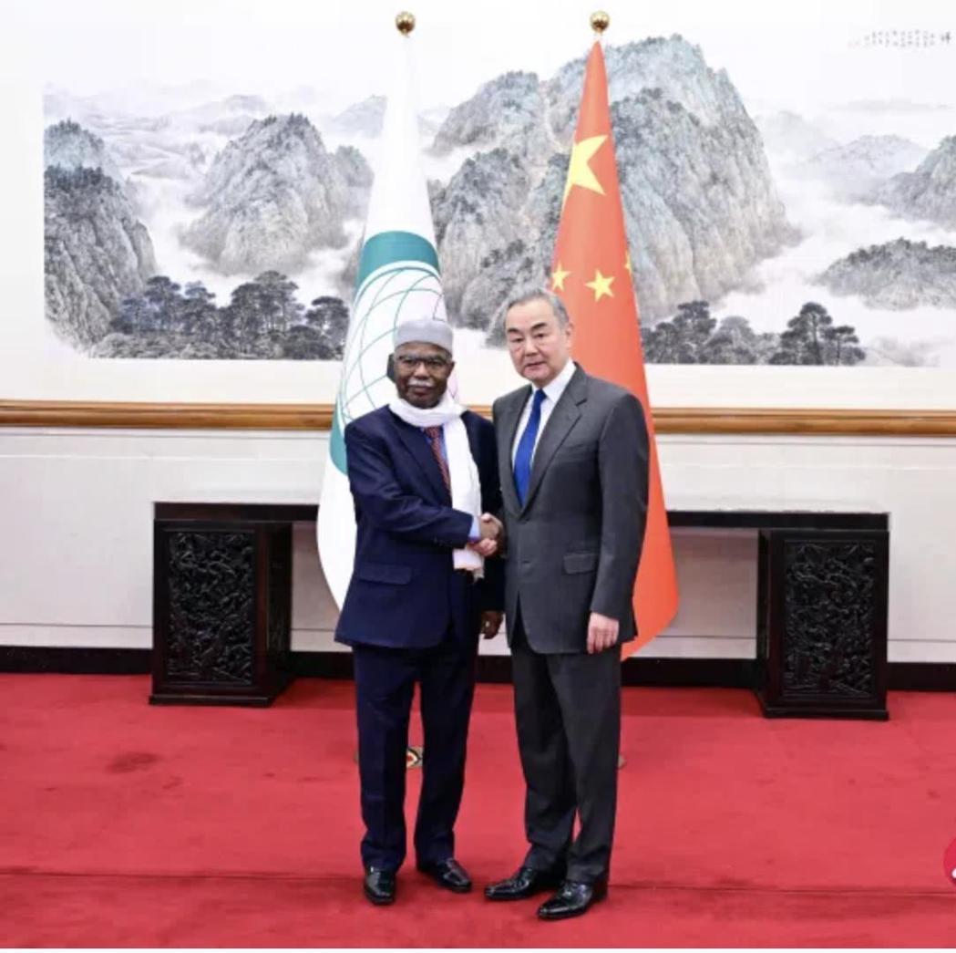 大陆外交部长王毅周一(26日)在北京与伊斯兰合作组织(OIC)秘书长塔哈举行会谈... 大陆外交部长王毅周一(26日)在北京与伊斯兰合作组织(OIC)秘书长塔哈举行会谈...