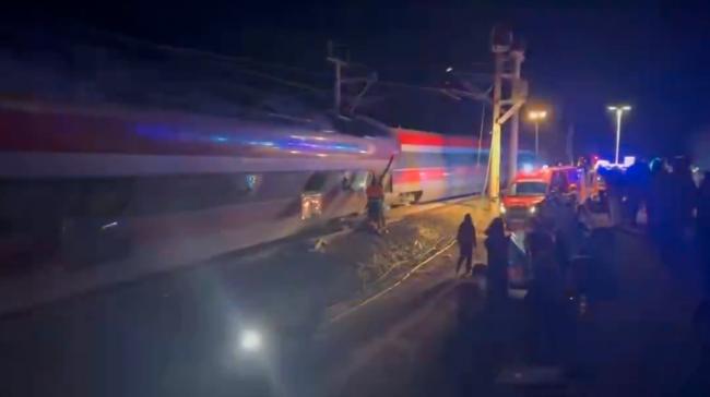 突发：高速列车出轨对撞 至少21死逾百伤