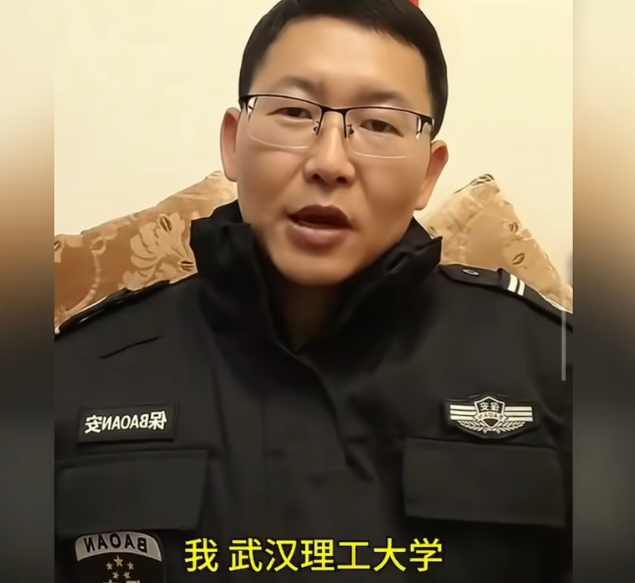 中國武漢理工大學畢業生、共產黨員熊輝，拍攝影片分享自己失業3年後當保安的經歷。（圖擷自微博）