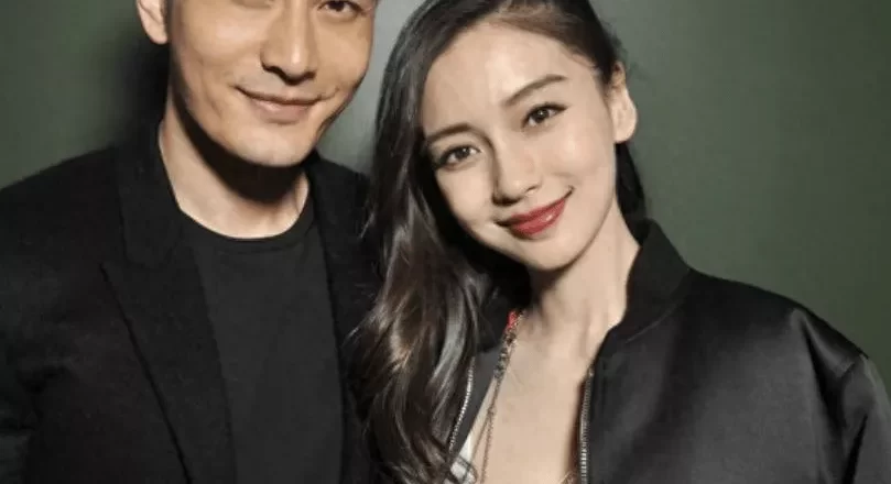 杨颖黄晓明合体带孩子，走路隔5米毫无交流