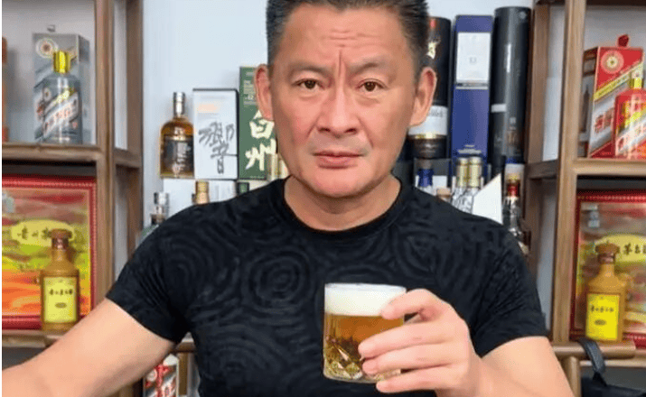 58岁景岗山近况曝光!嗜酒如命引发争议 龙凤胎成他骄傲