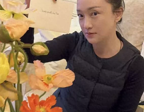 51岁周迅幕后照片曝光!白发明显脸圆了一圈