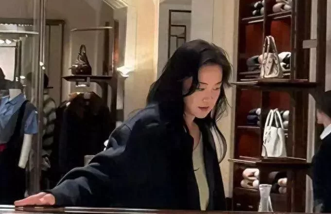 贾玲在意大利购名牌包！波浪卷发真时髦