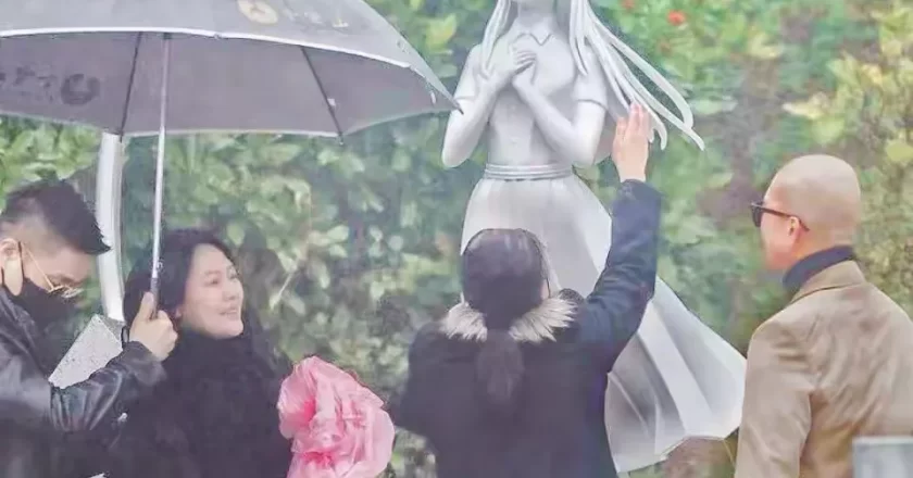 11岁小玥儿正脸曝光,单眼皮高鼻梁不像大S,更神似爸爸汪小菲!