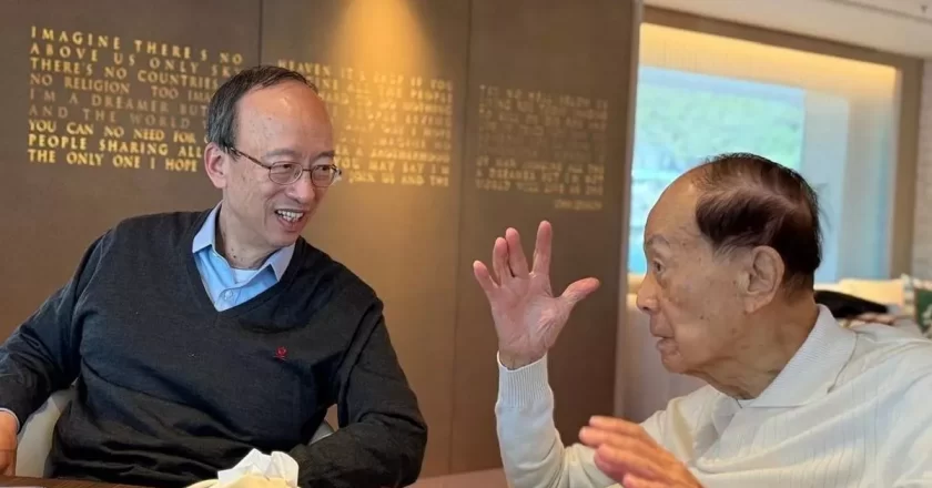 97岁李嘉诚罕见现身,打破重病传闻,摘掉眼镜的他精神抖擞