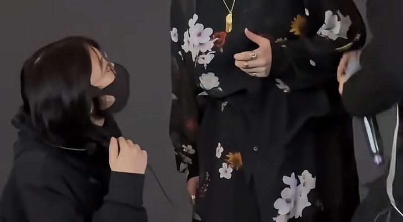 中国刻意摆拍:日歌手被切麦,全程完整拍摄