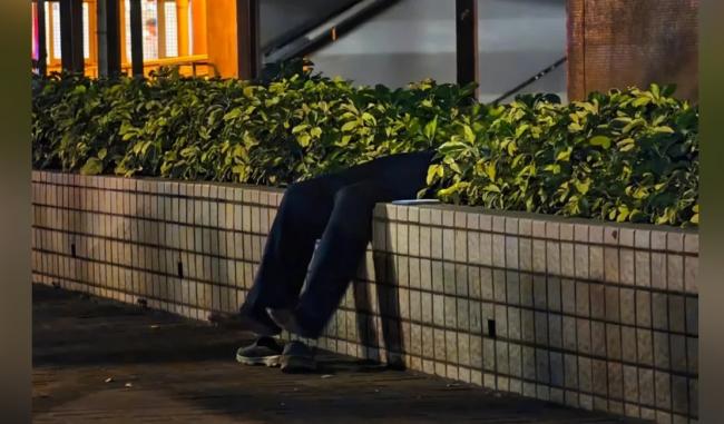 香港惊现“无上半身男子”
