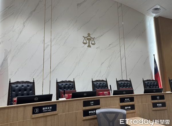 外国男一刀刺死同事 害家属见不到最后一面