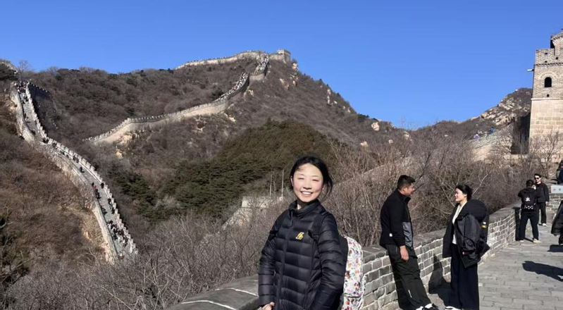 女生首次登长城  哽咽朗诵毛诗词  获赞383万