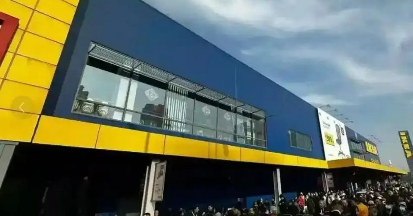 人山人海 大批中国人涌到这里 餐厅排队40分钟