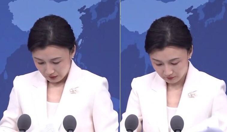 国台办发言人“宕机” 狂翻小本本画面曝光