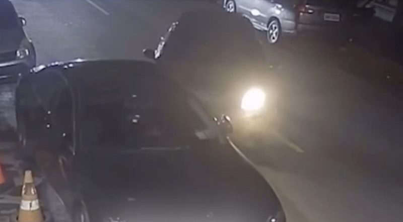 和尚开车猛撞奔驰   遭警察压制在地上铐