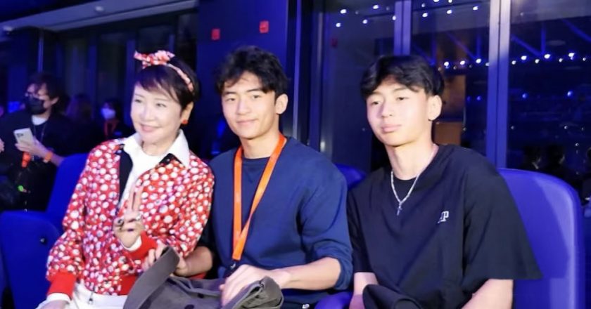 嫣然医院年会现场:李亚鹏哽咽落泪 感谢那英等人