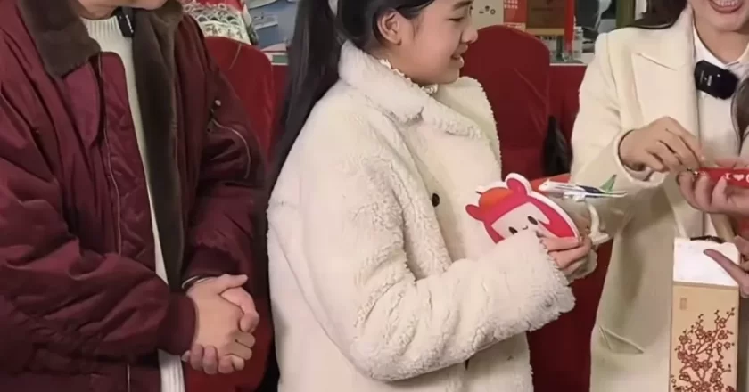 聂远一家现身重庆,11岁女儿身高超160