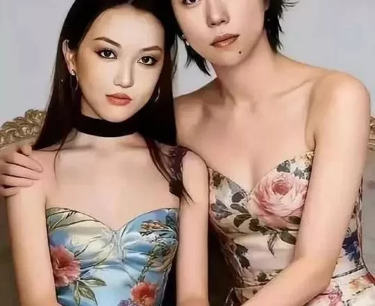 窦靖童李嫣姐妹合照曝光,罕见女装打扮引热议