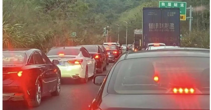 「从深圳开9小时还没出广东」 陆民众春节自驾返乡又塞爆