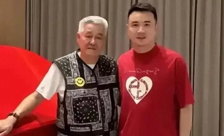 章子怡去赵本山三亚家中拜年,状态十分靓丽,看着状态超级无敌