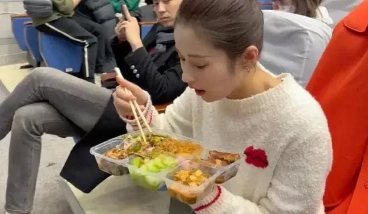 春晚幕后伙食曝光,明星彩排也吃盒饭